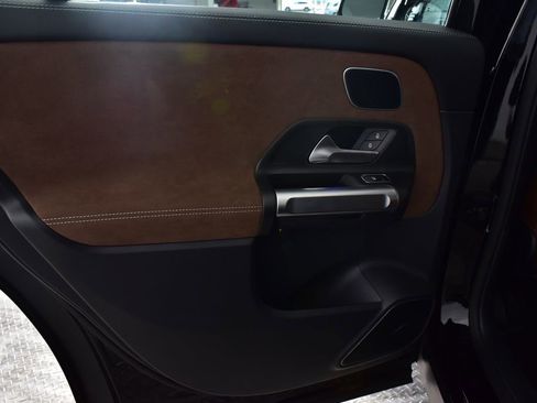 Certified 2025 Mercedes-Benz GLB 35 AMG 4MATIC image 31