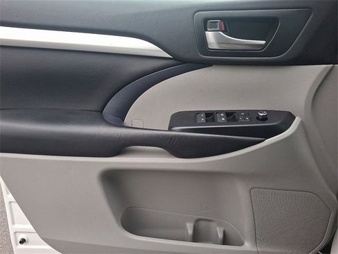 Used 2019 Toyota Highlander XLE image 22