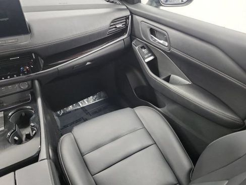 Certified 2025 Nissan Rogue SL FWD image 16