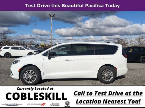 New 2026 Chrysler Pacifica Select image 4