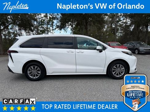 Used 2024 Toyota Sienna LE image 6