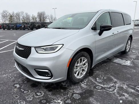 Used 2024 Chrysler Pacifica Touring-L image 11