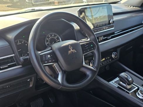 Used 2024 Mitsubishi Outlander SE image 11