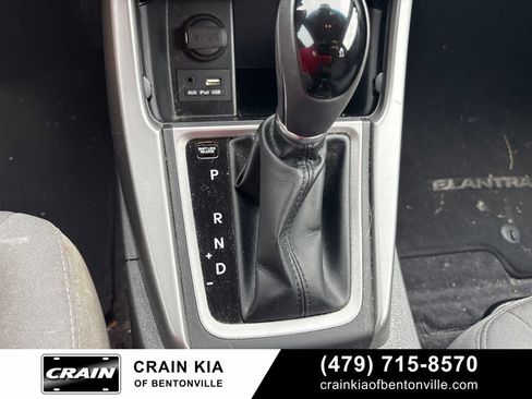 Used 2015 Hyundai Elantra SE FWD image 17