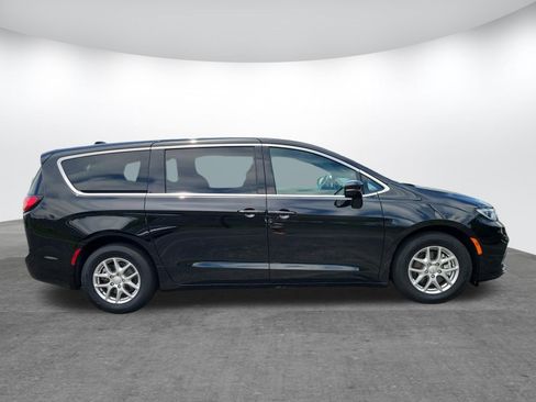 Used 2026 Chrysler Pacifica Select FWD image 2