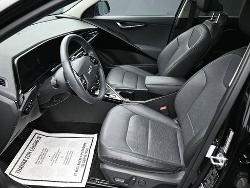 Used 2023 Kia Niro SX image 11
