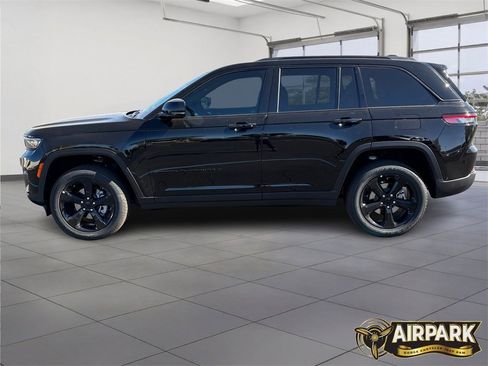 New 2025 Jeep Grand Cherokee Laredo image 7