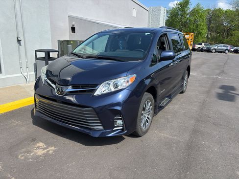 Used 2018 Toyota Sienna XLE w/ XLE Navigation Package FWD image 2