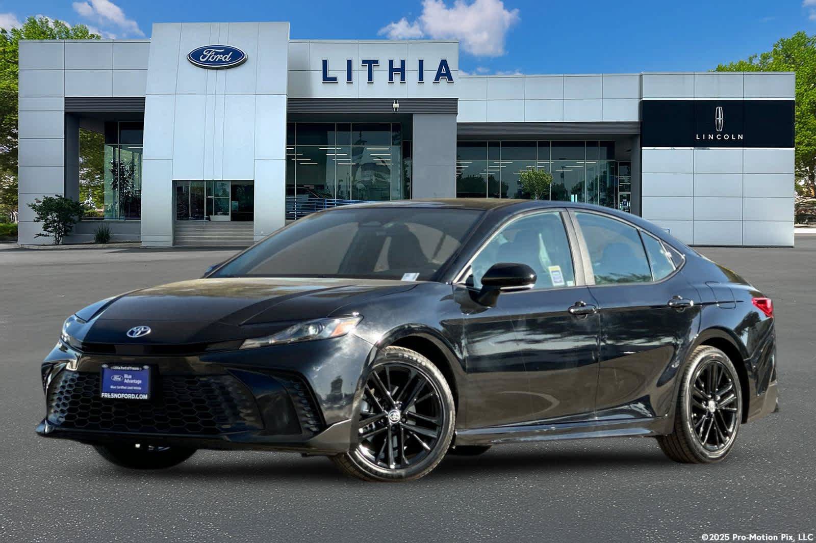Used 2025 Toyota Camry SE w/ Convenience Package FWD image 1