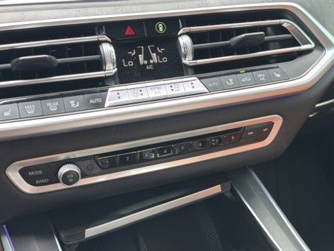 Used 2022 BMW X5 sDrive40i w/ M Sport Package image 11