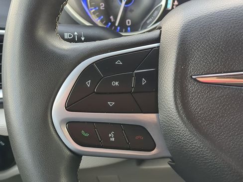 Used 2023 Chrysler Pacifica Touring-L image 17