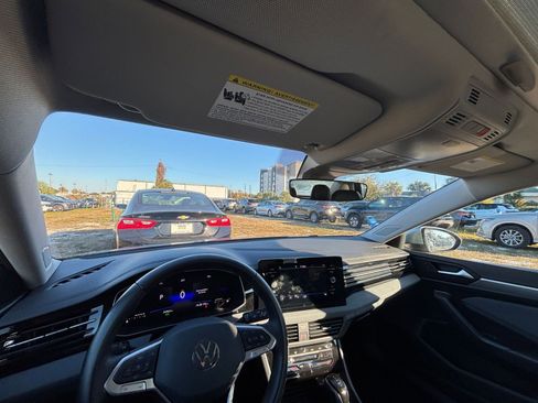 Used 2025 Volkswagen Jetta SE image 33