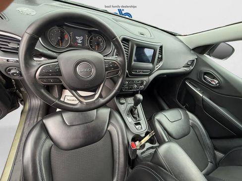 Used 2019 Jeep Cherokee Latitude Plus AWD/4WD image 14
