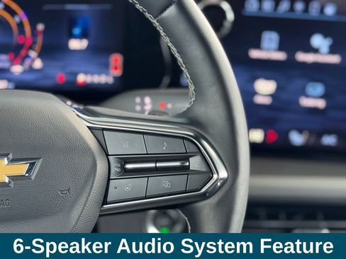 Used 2025 Chevrolet Traverse LT image 11