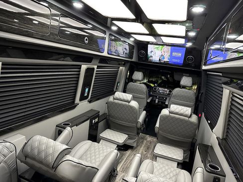 Used 2024 Mercedes-Benz Sprinter 3500 image 3