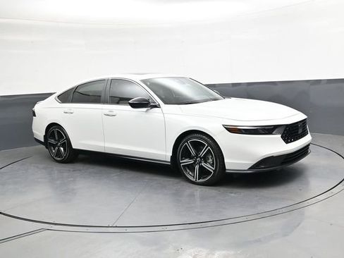 Used 2023 Honda Accord Sport image 2