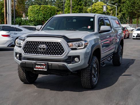 Used 2018 Toyota Tacoma TRD Off-Road AWD/4WD image 4