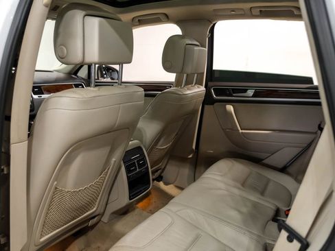 Used 2014 Volkswagen Touareg Sport image 35