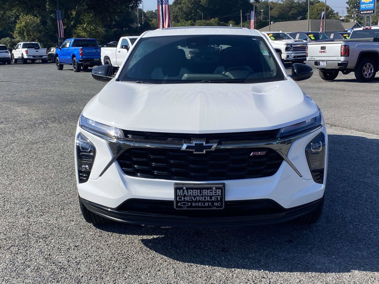 Used 2025 Chevrolet Trax RS w/ Sunroof Package FWD image 2