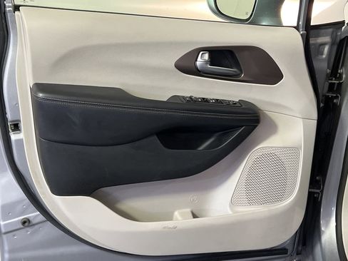Used 2019 Chrysler Pacifica Touring Plus image 16
