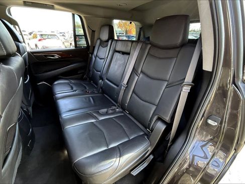Used 2018 Cadillac Escalade Luxury image 18