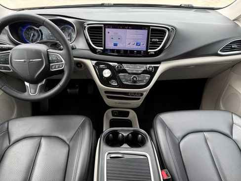 Used 2023 Chrysler Pacifica Touring-L FWD image 16
