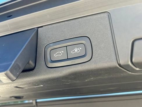 Certified 2022 Volvo XC60 B5 Momentum w/ Climate Package AWD/4WD image 35