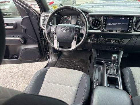 Used 2020 Toyota Tacoma TRD Sport w/ Blackout Package AWD/4WD image 11