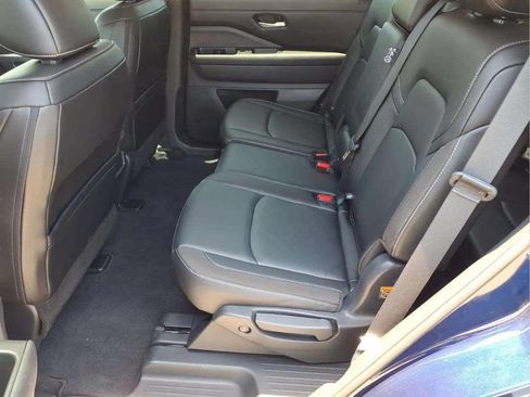 Used 2024 Nissan Pathfinder SL FWD image 14