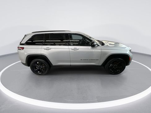 Used 2024 Jeep Grand Cherokee Altitude image 9