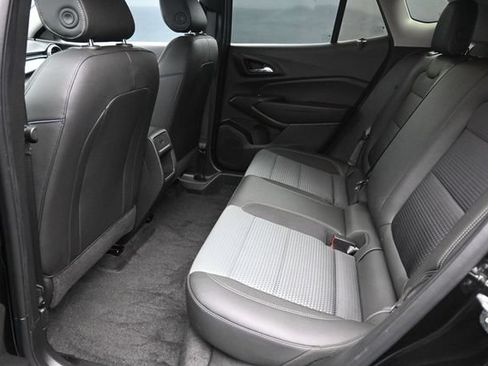 Used 2025 Chevrolet Trax LT w/ LT Convenience Package FWD image 14