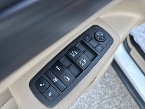 Used 2022 Jeep Grand Cherokee Laredo E AWD/4WD image 12