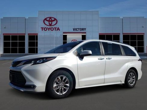 Used 2024 Toyota Sienna XLE image 1