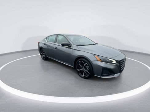 Used 2024 Nissan Altima 2.5 SR image 2