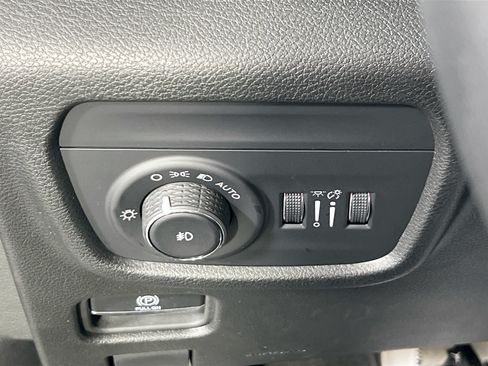 Used 2023 Jeep Grand Cherokee Limited AWD/4WD image 10