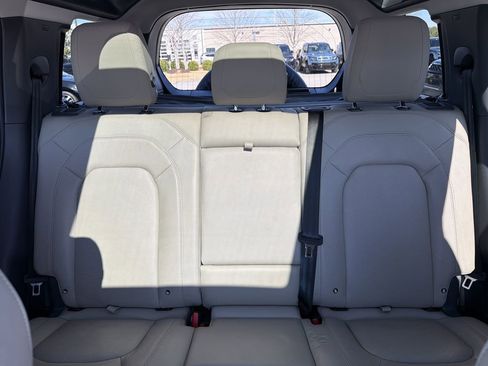 Used 2023 Land Rover Defender 110 SE image 28