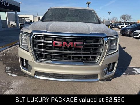 Used 2023 GMC Yukon SLT w/ SLT Luxury Package image 2