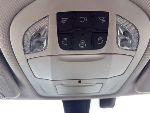 Used 2018 Chrysler Pacifica Touring-L image 22