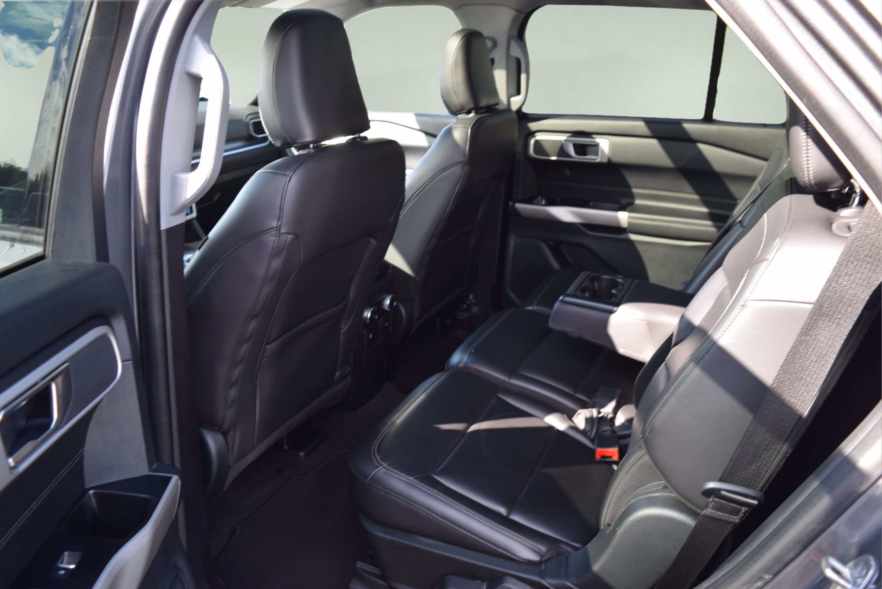 Used 2022 Ford Explorer XLT w/ Equipment Group 202A AWD/4WD image 8