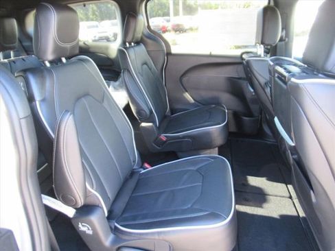 New 2026 Chrysler Pacifica Limited w/ Uconnect Theater Family Group FWD image 33