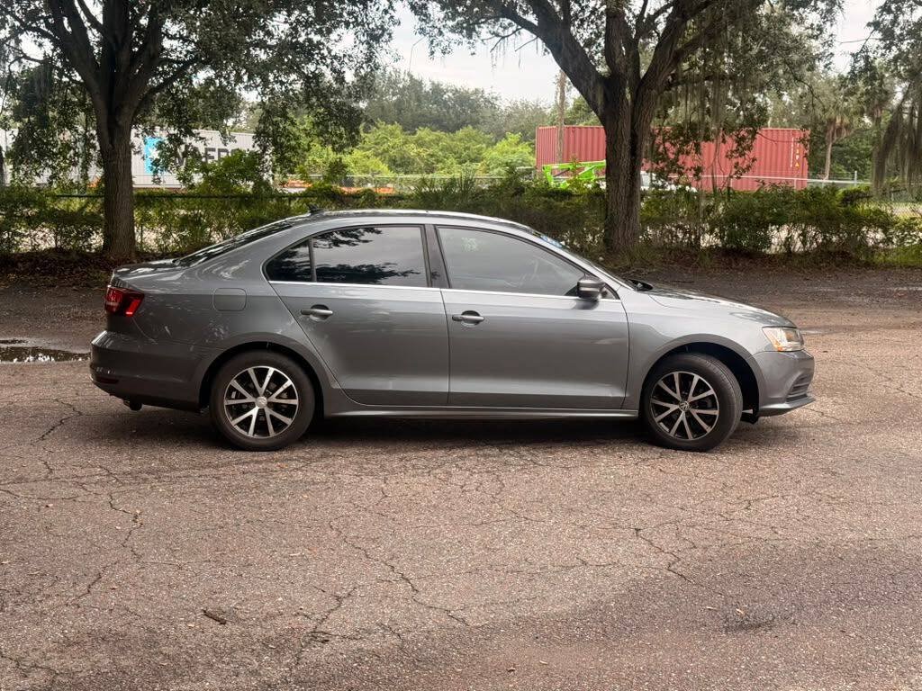 Used 2017 Volkswagen Jetta SE FWD image 4