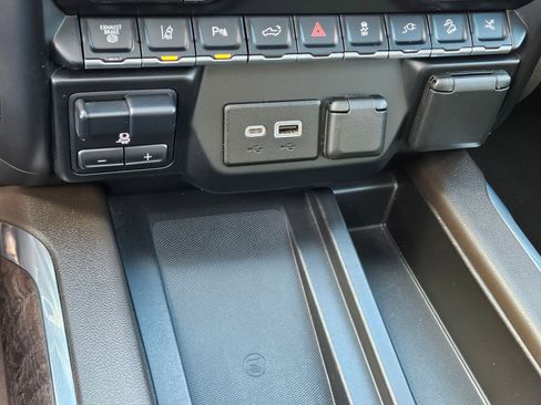 Used 2022 GMC Sierra 2500 Denali w/ Denali Black Diamond Edition image 30