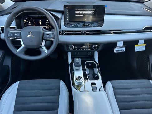 New 2025 Mitsubishi Outlander SE image 14