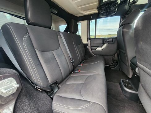 Used 2016 Jeep Wrangler Unlimited Sahara w/ Connectivity Group AWD/4WD image 40