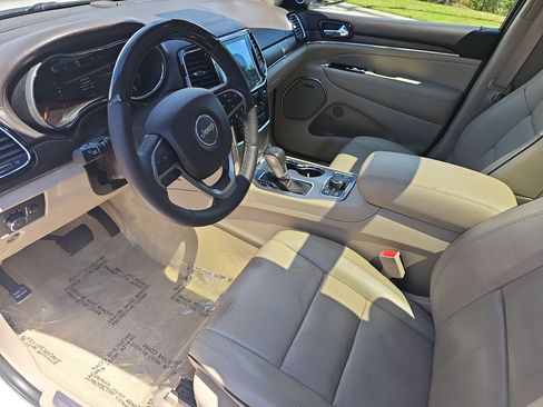 Used 2020 Jeep Grand Cherokee Overland AWD/4WD image 15