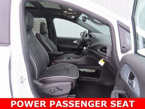 New 2026 Chrysler Pacifica Limited image 24