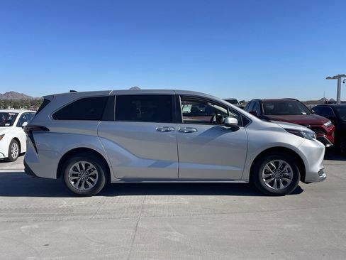 Used 2024 Toyota Sienna LE image 3