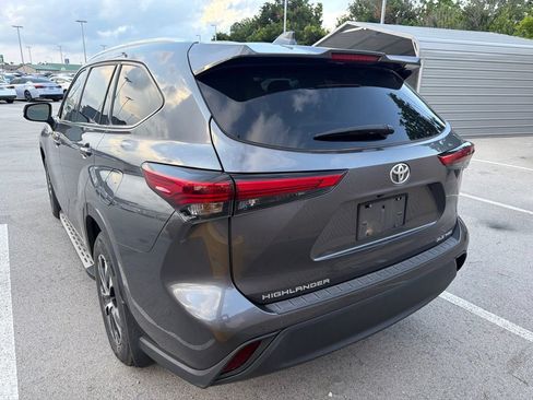 Used 2022 Toyota Highlander XLE AWD/4WD image 7