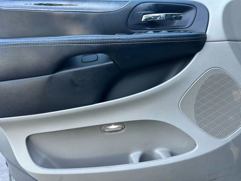 Used 2016 Chrysler Town & Country Touring image 9