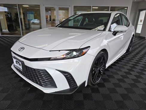 Used 2025 Toyota Camry SE image 7